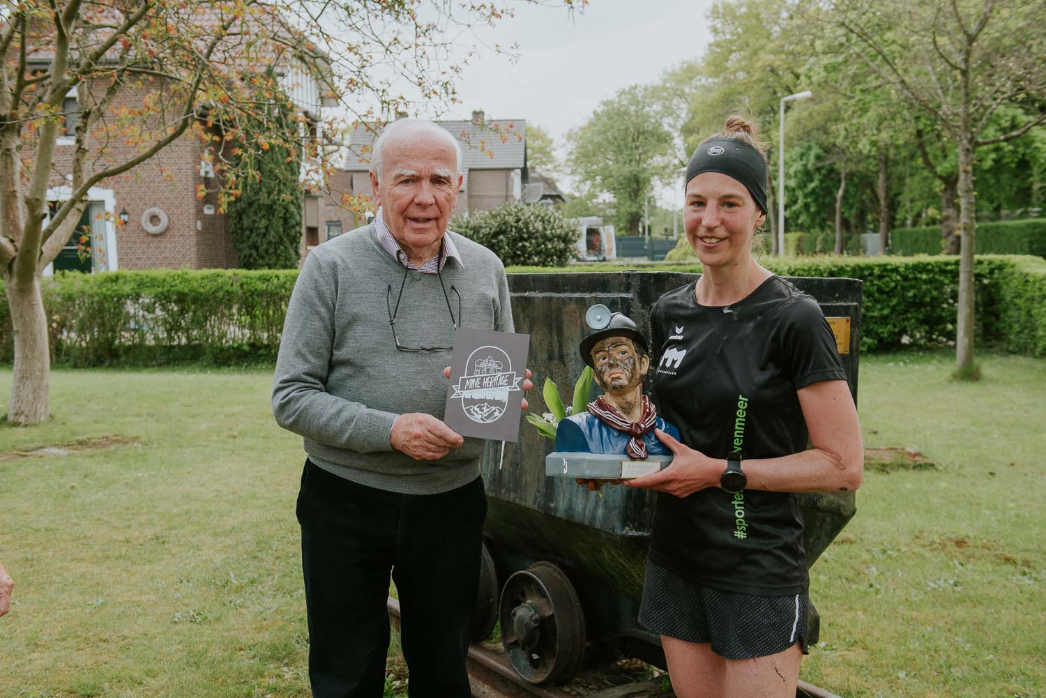 Ine ontvangt de trofee uit handen van haar opa